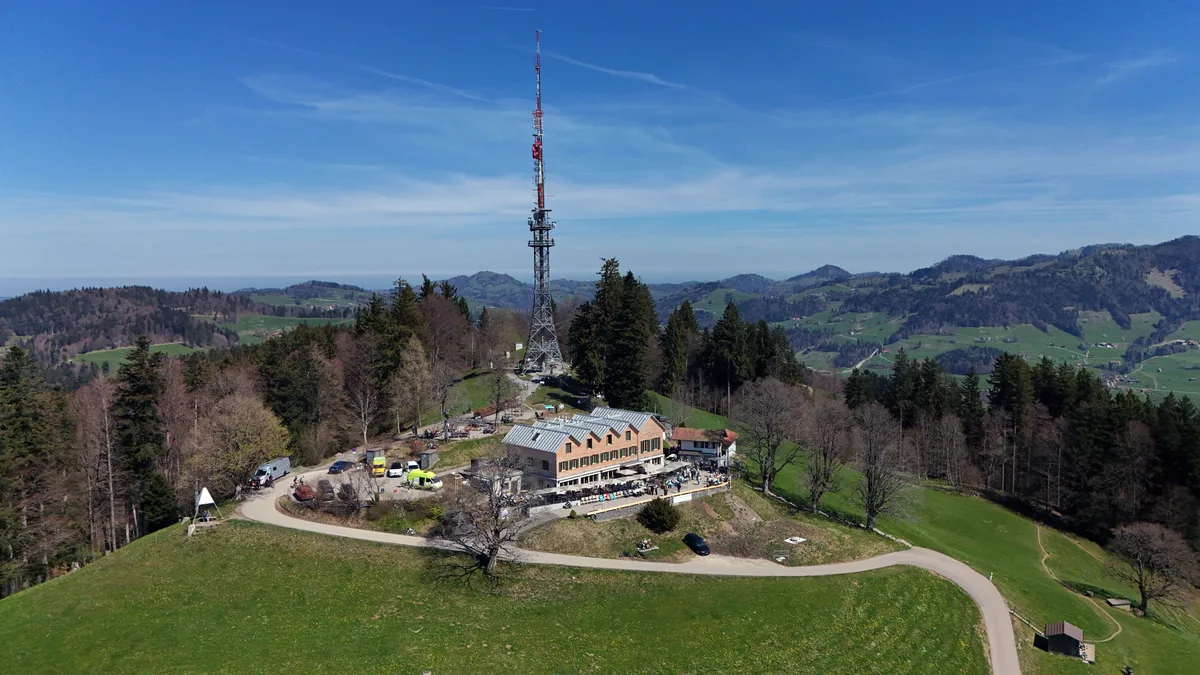 «Ein Bijou», findet Regula Knecht, die etwas unterhalb des Bachtel-Gipfels aufgewachsen ist. Das Restaurant Bachtel-Kulm mit Turm und Hügel im Hintergrund.